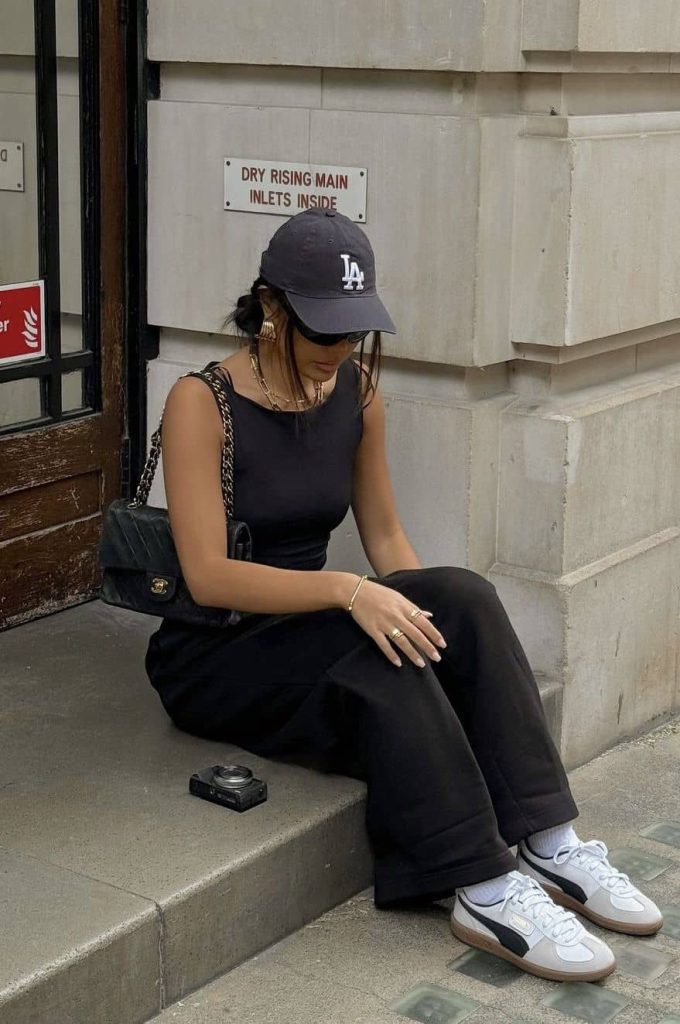 How to wear a trucker hat girl All black
