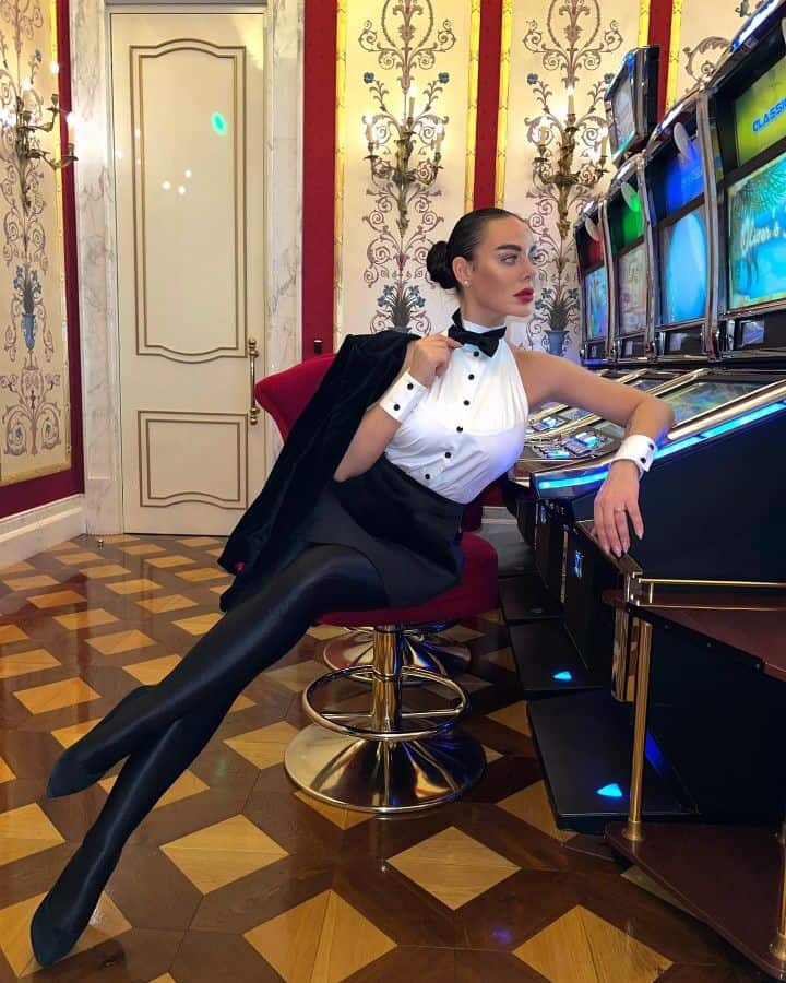 What to wear to james bond casino royale party women fashion